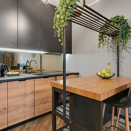 Aura Iii Center By Downtown