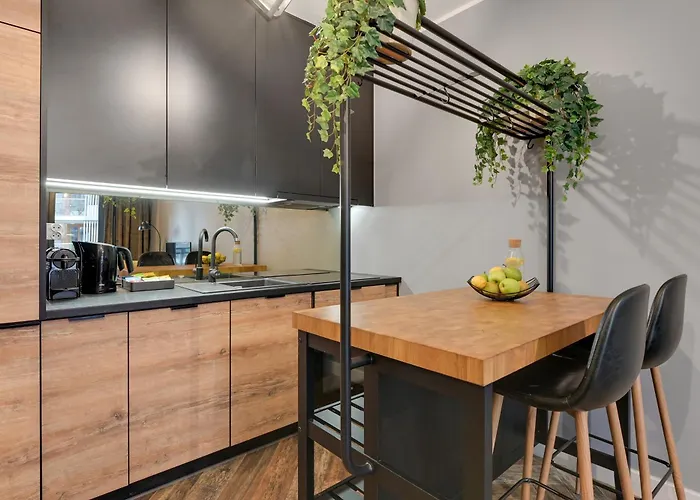 Aura Iii Center By Downtown